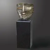 Igor Mitoraj, Głowa w draperii, 1977, brąz srebrzony, podstawa kamienna