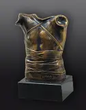 Igor Mitoraj, Pancerz, 1978, brąz polerowany, podstawa: kamień