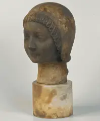 Henryk Kuna, GŁOWA DZIEWCZYNKI W KAPTURKU, 1921, marmur