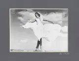 Stefan Arczyński, Dziewczyna w białej sukience, 1937, fotografia czarno-biała