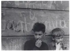 Zbigniew Łagocki, Pod murem, fotografia czarno-biała