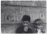 Zbigniew Łagocki, Pod murem, fotografia czarno-biała