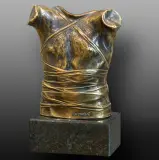 Igor Mitoraj, Pancerz, 1978, brąz polerowany, podstawa: kamień