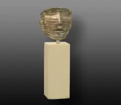 Igor Mitoraj, Głowa w draperii, metal srebrzony, podstawa ze sztucznego kamienia