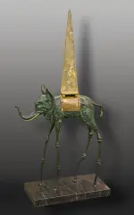 Salvador Dalí, KOSMICZNY SŁOŃ, 1980/81, brąz pat. na zielono, piramida z pleksi, marmur
