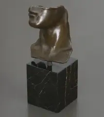 Igor Mitoraj, Portret mężczyzny, brąz, podstawa: kamień szlifowany