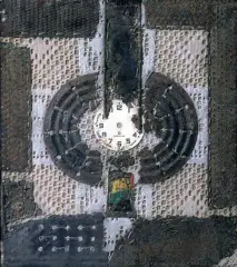 Danuta Urbanowicz, Wokół czasu, 2003, collage (metal, tkanina, tarcza zegara, nici)