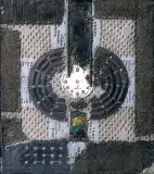 Danuta Urbanowicz, Wokół czasu, 2003, collage (metal, tkanina, tarcza zegara, nici)