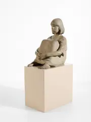Giuseppe Bergomi, VALENTINA SEDUTA CON LE MANI INTRECCIATE, sculpture