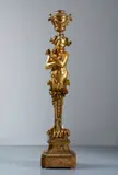 Imponente cariatide in legno intagliato e dorato sormontata da un'urna all'antica, affiorante da base decorata a volute e a ghirlande floreali by Scultore Italiano Del Xix Secolo, sculpture, sold Feb 2024