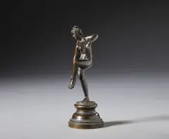 Bronzista Neoclassico, Venere nell'atto di slacciarsi un sandalo, sculpture