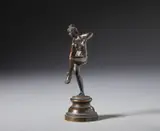 Bronzista Neoclassico, Venere nell'atto di slacciarsi un sandalo, sculpture
