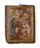 Altorilievo in cartapesta policroma raffigurante Madonna con Bambino by Plasticatore Centroitaliano Del Xvii Secolo, sculpture, sold Feb 2023