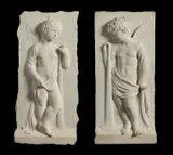 Coppia di bassorilievi in marmo raffiguranti due putti reggi fiaccola by Scultore Italiano Del Xix Secolo, sculpture, sold May 2022