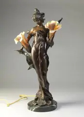 Pierre Roche, Lampada raffigurante una fanciulla con tulipes in vetro Favrile iridescente, sculpture