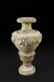 Xix Secolo Francia, Vaso in alabastro scolpito a motivi fogliacei e conchiglie, sculpture