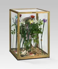 Curt Stenvert, Untitled, 1977, mixed media, plastic flowers, shell in glass showcase, visible from all sides