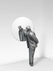 Juan Muñoz, Chino mirándose en espejo redondo, polyester resin, mirror