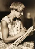Trude Fleischmann, The artist Norbertine Bresslern-Roth with sketchbook