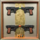 Curt Stenvert, Sich vermehren müssen - oder: Waffe zeugt Waffe (Objekt Nr. 285), 1967, 4 toy guns, 6 miniatures on painted metal; wooden box; framed