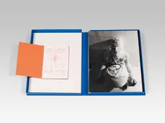 Rudolf Schwarzkogler, 3. Aktion Wien Sommer 1965, 1965, 13 Fotografien in Originalkassette & beigelegtes Faksimile des Notizbuches Nr. 5; Exemplarnummer: 3/40, Edition Adam