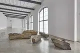 Joseph Beuys, 6 Hasensteine, 1982, Basaltstein mit goldener Sprühfarbe
