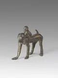 Emy Roeder, Äffchen, ein Junges auf dem Rücken, 1928, Bronze