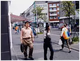 Thomas Struth, Obdachlose fotografieren Passanten, 2004, Color photograph