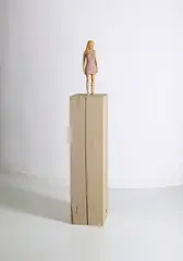 Stephan Balkenhol, Ohne Titel (Frau mit goldenen Stiefeln), 2010, Wooden sculpture