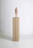 Stephan Balkenhol, Ohne Titel (Frau mit goldenen Stiefeln)