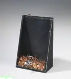 Daniel Spoerri, Wortfalle: Etwas auf die hohe Kante legen und immer flüssig sein, 1968, Multiple