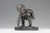 August Kraus, Spielender Knabe, 1906, Bronze
