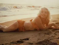 George Barris, 2 Bll.: Marilyn with bikini on sand. Marilyn in a knitted jacket, 1962, Colour photograph