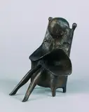 Lothar Fischer, Kleine sitzende Puppe. 1967, Bronze
