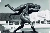 Herbert List, Bronzene Ringergruppe im Marmorstadion. Rechts hinten Gebäude des neuen ital. Aussenministeriums