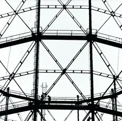 Beat Presser, In den Gerüsten eines Gasometers unterwegs, 1995, Gelatin silver print