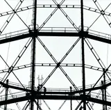 Beat Presser, In den Gerüsten eines Gasometers unterwegs, 1995, Gelatin silver print