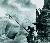 Yevgeny Khaldei, Die rote Fahne auf dem Reichstag, Berlin 2. Mai 1945