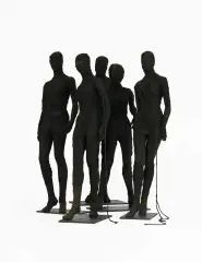 Magdalena Abakanowicz, FIGURY – MANEKINY CZARNE, 1972, grupa 5 figur, manekin, juta farbowana na czarno