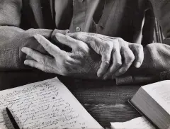 Jean Dieuzaide, RĘCE RZEŹBIARZA, 1970, odbitka vintage żelatynowo srebrowa, papier barytowy