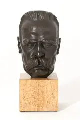 Antoni Miszewski, Głowa Marszałka Józefa Piłsudskiego, 1927, brąz patynowany, drewniany postument