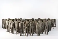 Magdalena Abakanowicz, Bambini, 1998-1999 (83 figury dziecięce), beton, klej, drewno