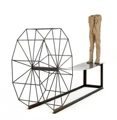 Magdalena Abakanowicz, Furgon II, 1993, żelazo patynowane, juta, żywica