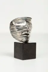 Igor Mitoraj, Twarz zawoalowana, 1977, metal srebrzony, czarny marmur