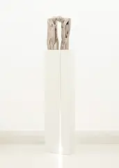 Stanisław Brach, Oni, 2017, porcelana, patyna platynowa, podstawa dwuczłonowa podświetlana z regulowanym natężeniem światła