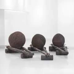 Magdalena Abakanowicz, Black Balls IV, V, VI, 1987, drewno, metal, drut