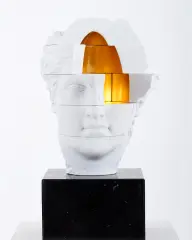 Michał Jackowski, Empty gold, 2023, marmur, złoto