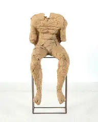 Magdalena Abakanowicz, Seated figure, 1976, tkanina jutowa, żywica, stelaż metalowy