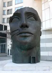 Igor Mitoraj, Tindaro, 1997 (Tyndareos), brąz patynowany