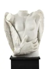 Igor Mitoraj, Eros alato con mano, 2001, marmur karraryjski